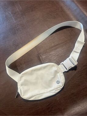 Lululemon 1L white belt bag